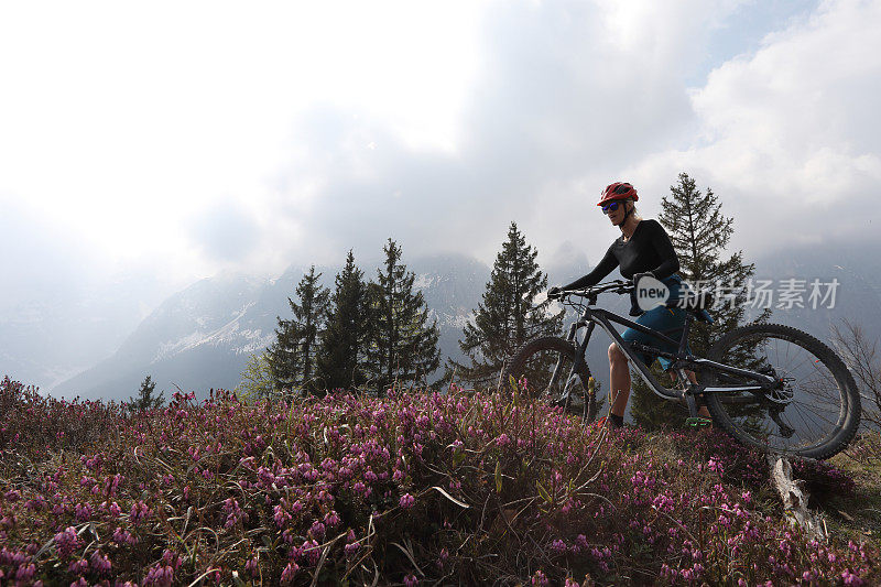 女子山地自行车攀登高山草地，Molveno, Sud Tyrol